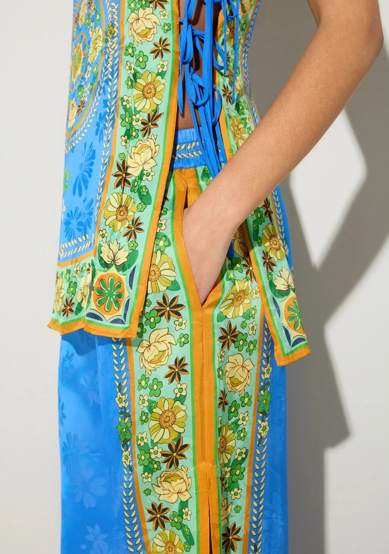 Conjunto Feminino Camiseta e Calça Estampado Seda Anika