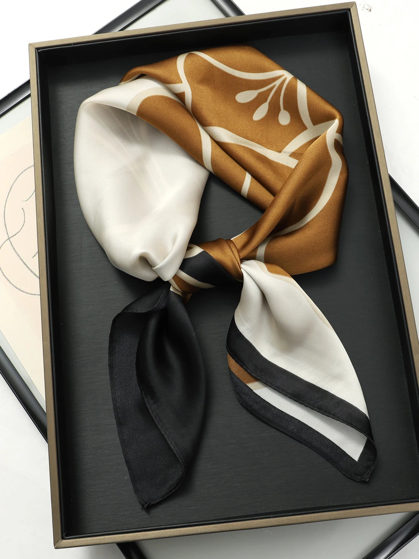 Lenço Estampado Toque de Seda Petalo