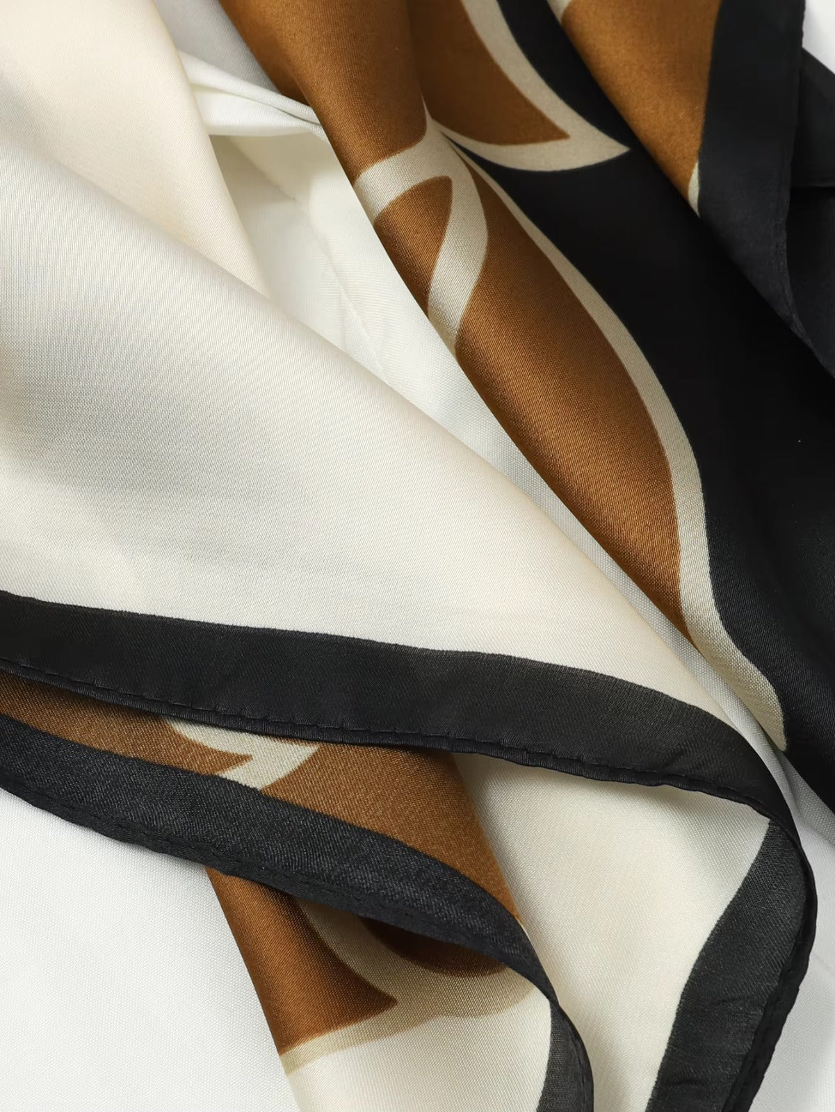 Lenço Estampado Toque de Seda Petalo