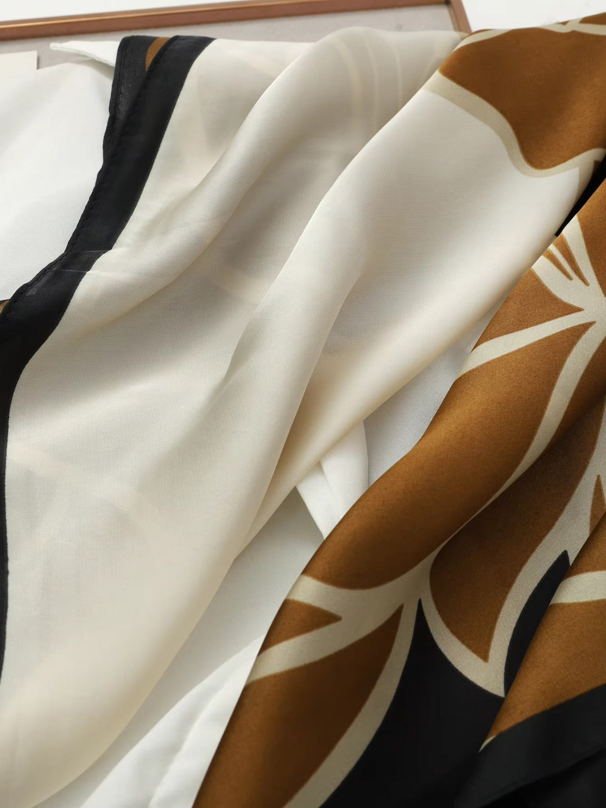 Lenço Estampado Toque de Seda Petalo