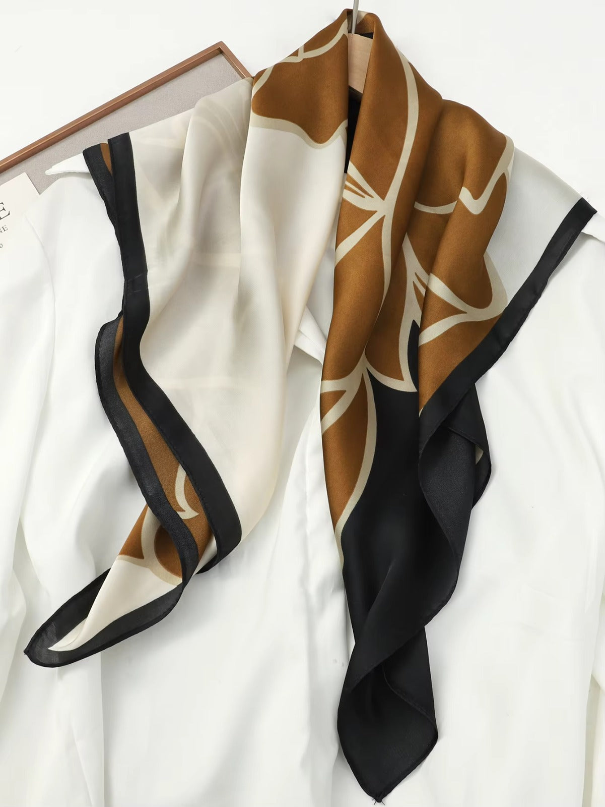 Lenço Estampado Toque de Seda Petalo