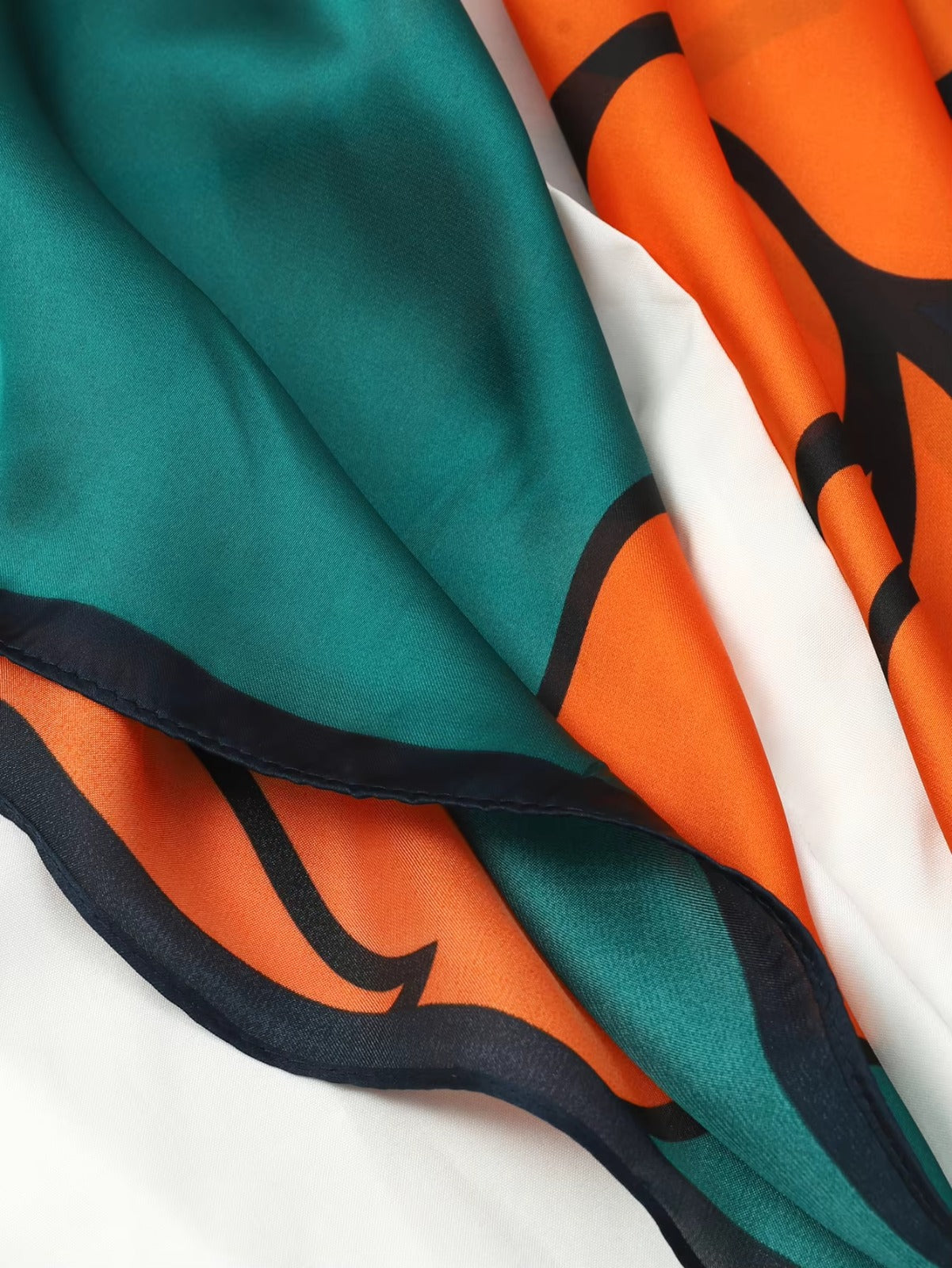 Lenço Estampado Toque de Seda Petalo